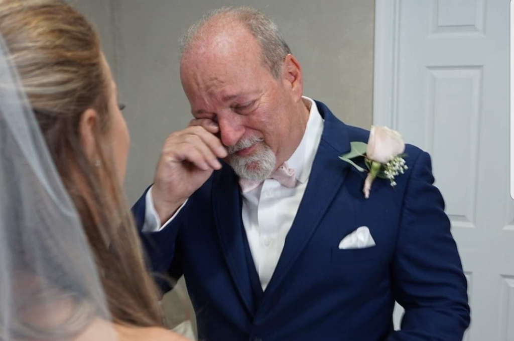 crying dad at wedding viral photo