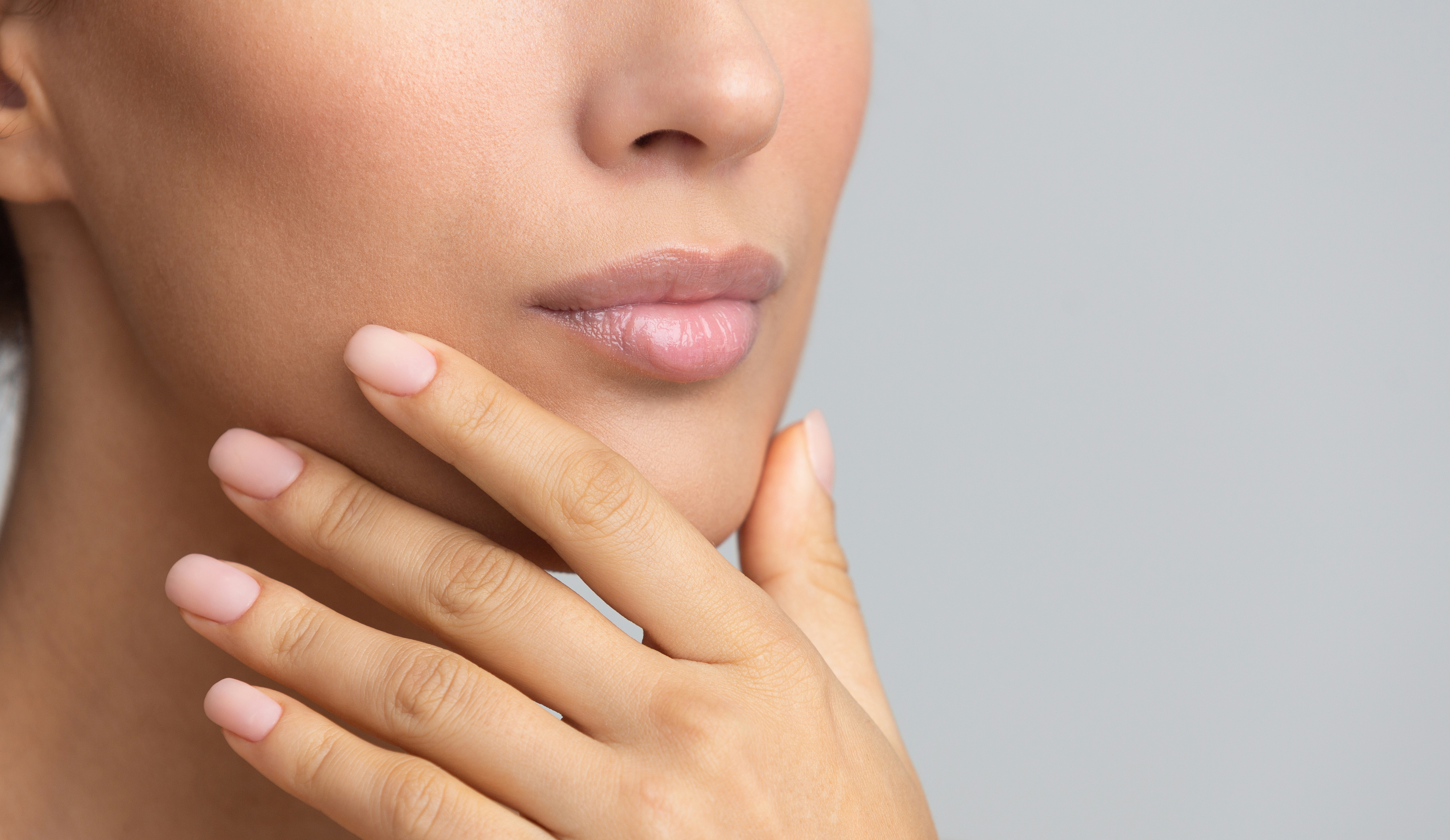 Nude,Lipstick,And,Nails.,Girl,With,Natural,Makeup,And,Nail