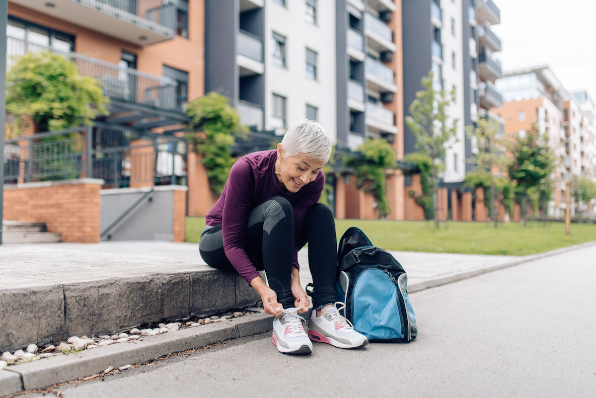 older_woman_in_sneakers_with_weights