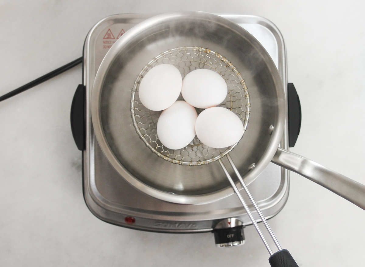 making soft boiled eggs