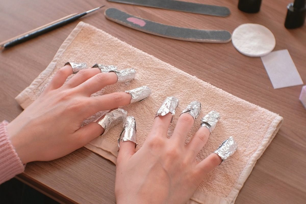 soaking gel polish off with foil