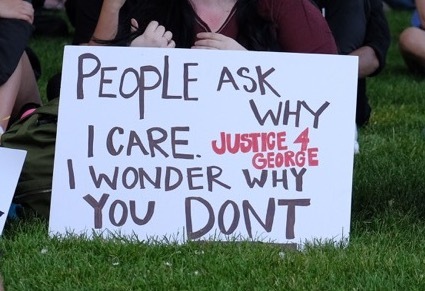 2BW6854 Portland, USA. 29th May, 2020. Protesters gather in Peninsula Park during a vigil for George Floyd in Portland, Ore., on May 29, 2020. (Photo by Alex Milan Tracy/Sipa USA) Credit: Sipa USA/Alamy Live News