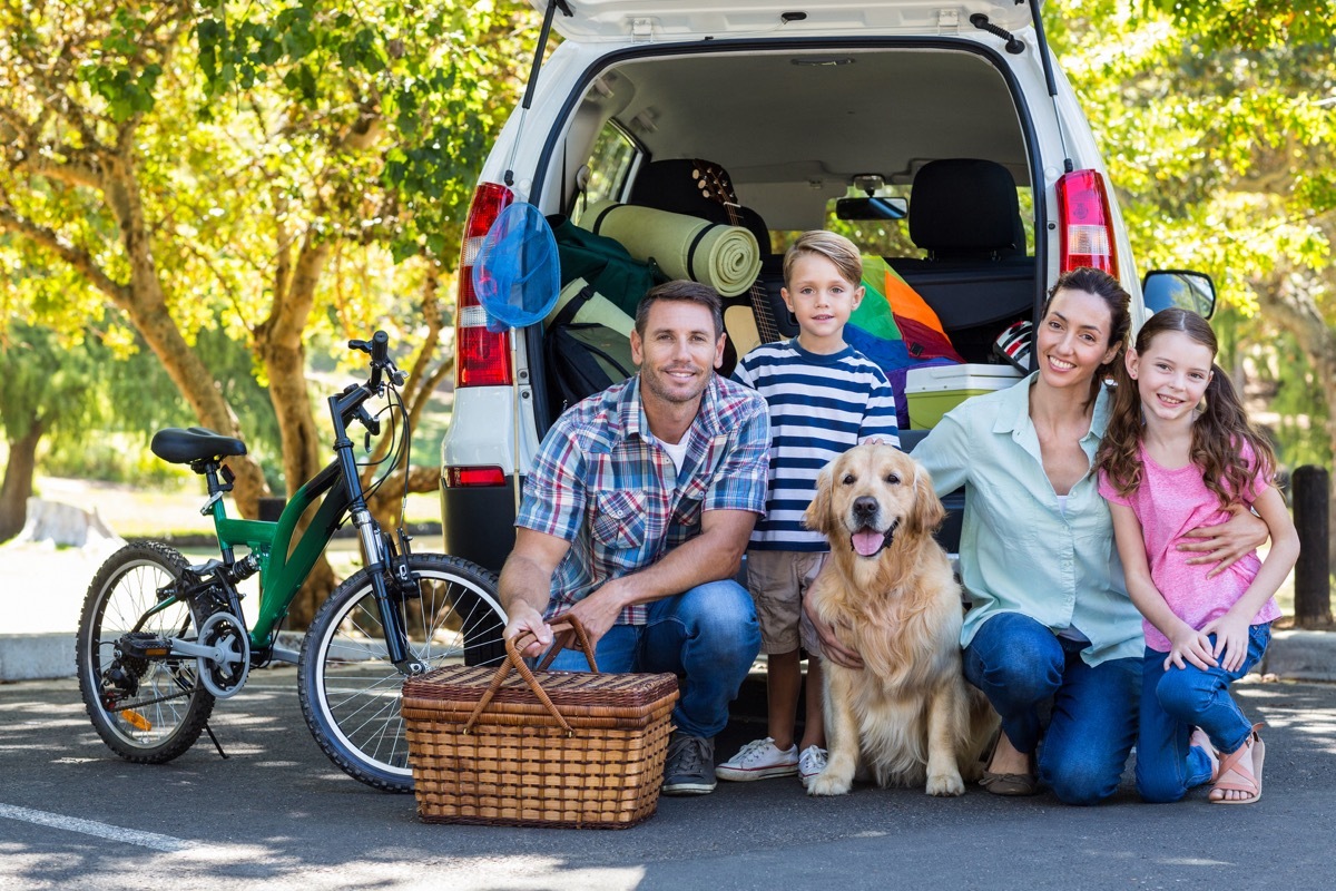 Family packing the car to take a day trip