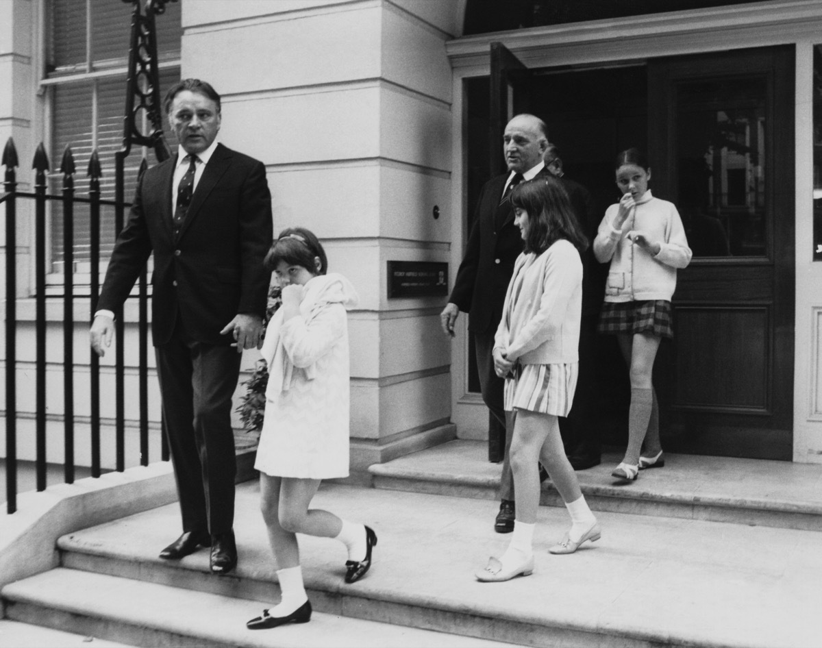 Richard Burton with children Maria, Liza, and Katherine in 1986.