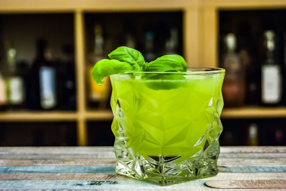 Basil Smash | I 10 Cocktail di cui ti innamorerai nel 2020 | Her Beauty