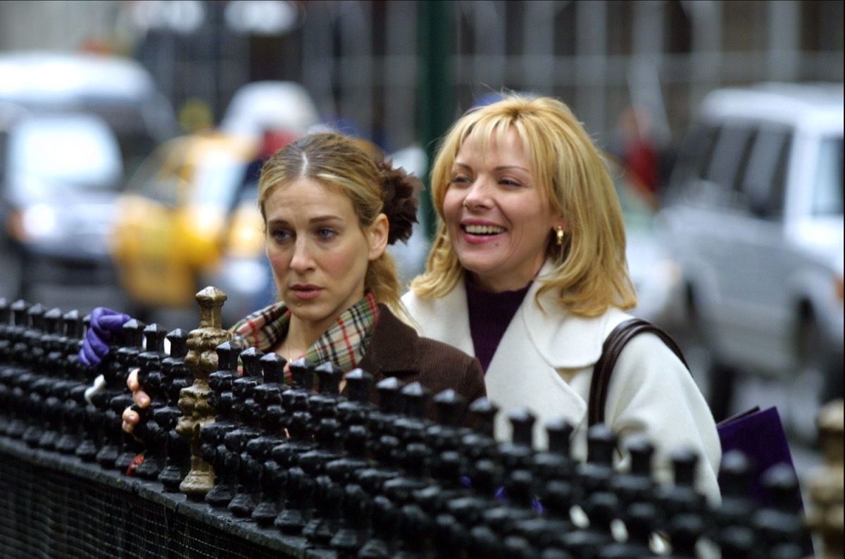 Kim Cattral and Sarah Jessica Parker on set