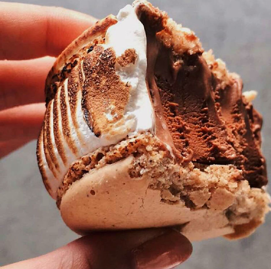 macaron-ice-cream-sandwiches-the-newest-dessert-trend-and-we-are-all-for-it-09