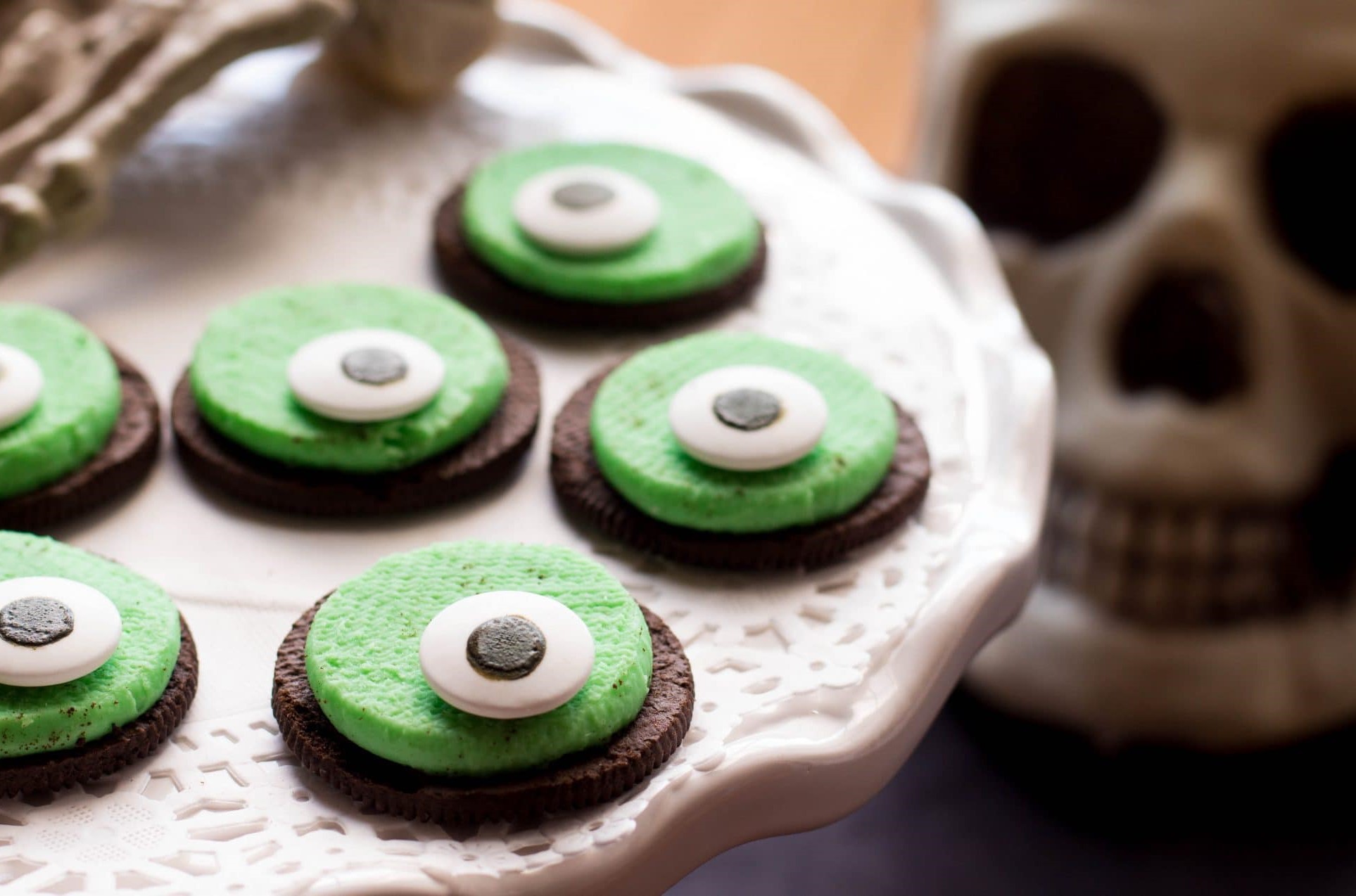 One-eyed cookies | 15 Easy Halloween Cookie Ideas | Her Beauty