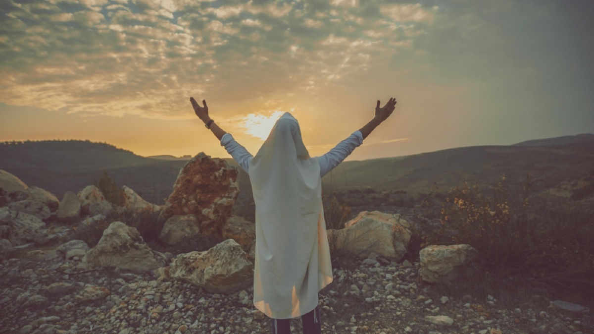 jewish man praying outdoors, rosh hashanah facts