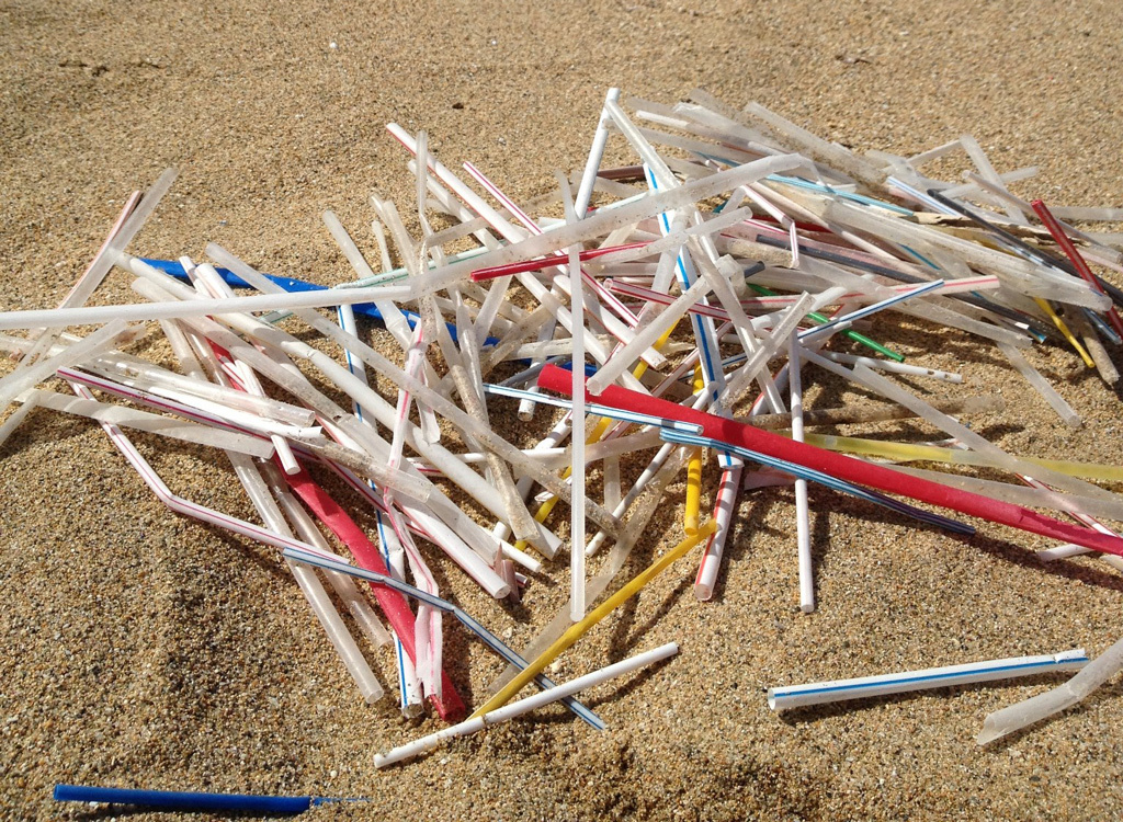 Plastic straws polluting beach