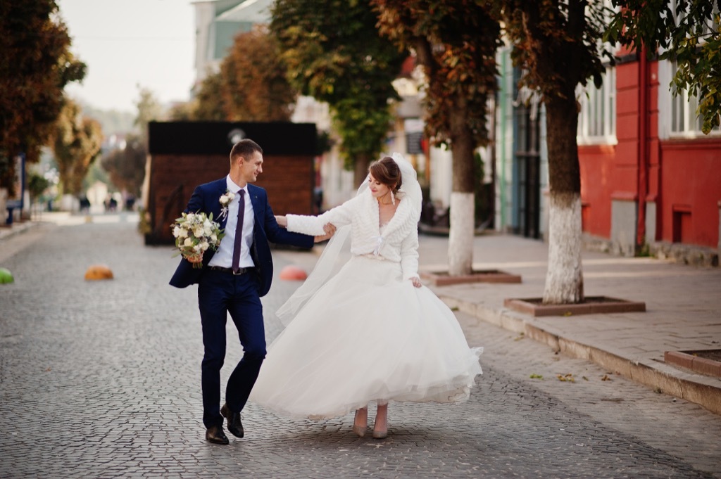 bride and groom walking down street this is the age most people get married in every US state