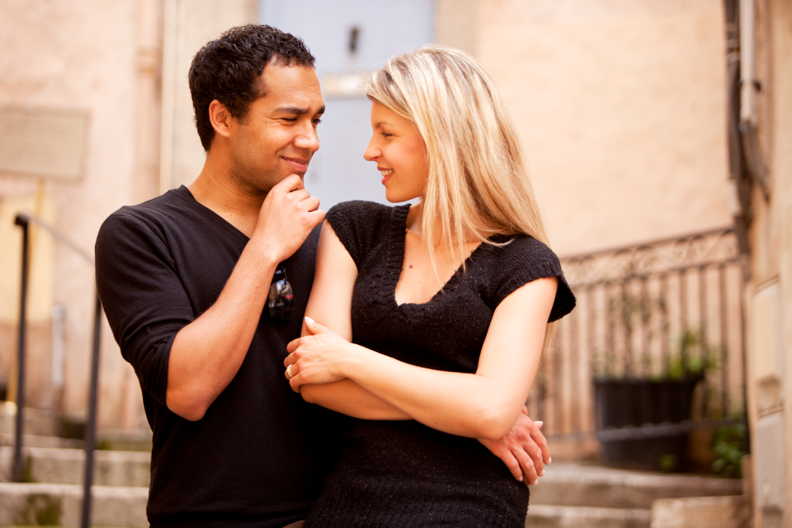 man thinking of questions to ask a girl on their date