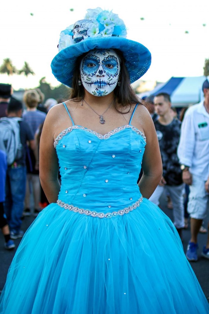 Blue shine | 10 Day of the Dead Makeup Ideas | Her Beauty