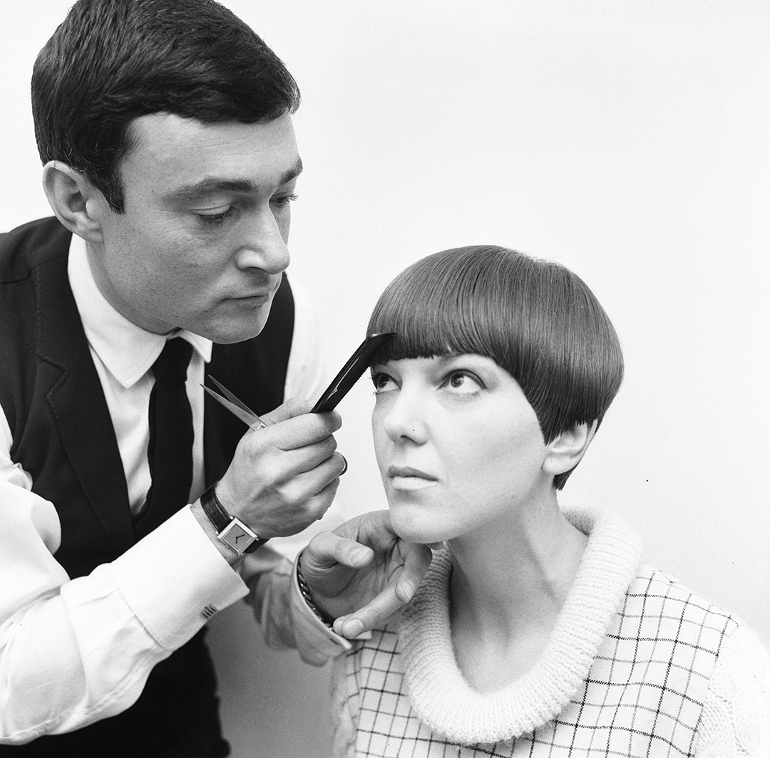 vidal sassoon giving woman short haircut